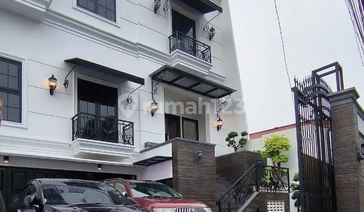 Luxury 4-Story House with Rooftop and Strategic Swimming Pool
