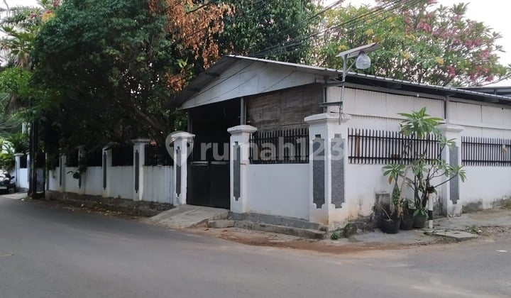 Rumah Hitung Tanah SHM 964 m² Dekat Jalan Raya Cocok untuk Usaha