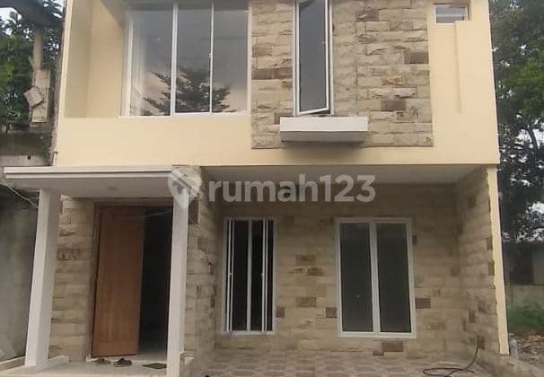 Rumah SHM Cluster 2 Lantai Strategis, 10 Menit dari Bandara Halim