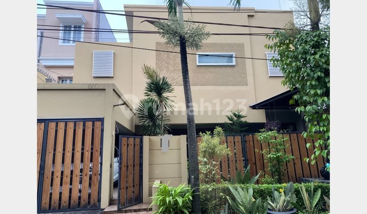 Rumah Bagus Bintaro Sektor 3 Luas Siap Huni dengan Kolam Renang