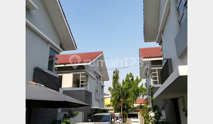 Rumah Menteng SHM Bagus Siap Huni Luas dengan 4 Bangunan Terpisah