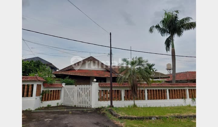 Rumah Hitung Tanah SHM Asri Halaman Luas di Perumahan Jakapermai