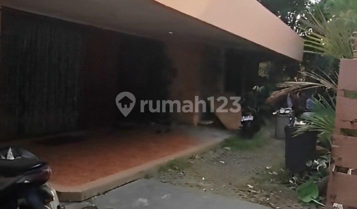 Rumah Radio Dalam Halaman Luas Dengan Taman Belakang Dibawah Njop