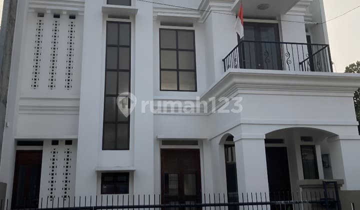 Rumah Lebak Bulus Baru Terenovasi Siap Huni dengan Taman Belakang