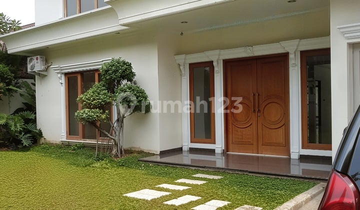 Rumah Bagus Luas Semi Furnished Pejaten Barat dengan Kolam Renang