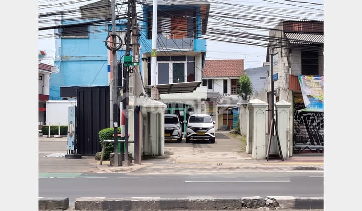 Kantor Cawang 3 Lantai + Rumah Bebas Banjir di Jalan Dewi Sartika