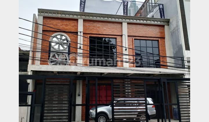 Sewa Rumah Industrial Baru Kuningan dengan Rooftop Semi Furnished