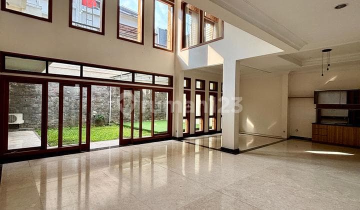 Rumah Mewah Modern Dijual Cepat di Komplek Setraduta Bandung