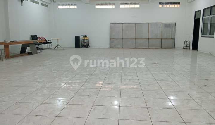 Sewa Tempat Usaha Dengan Carport Luas di BKR Bandung