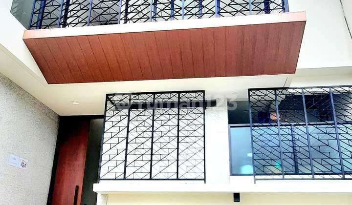 Luxurious Ready-to-Occupy House with Semi-Furnished Bonus in Kemang Area!