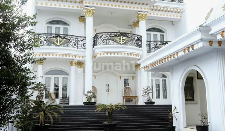 This 3-Story Villa House Has an Amazing View & Private Swimming Pool