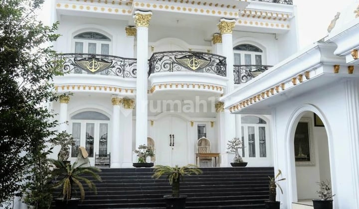 Rumah Villa 3 Lantai Ini Punya View Gila & Kolam Renang Pribadi
