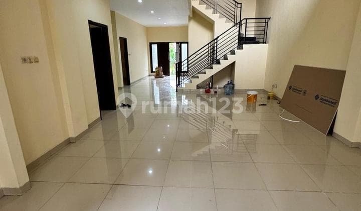 Disewakan Rumah 2 Lantai dengan 7 Kamar Tidur di Perumahan Lembah Hijau Lippo Cikarang