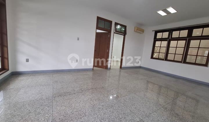 Di Sewa Lokasi Premium! Rumah / Tempat Tinggal Kawasan Gajah Mada / Krukut , Luas ± 408 M²