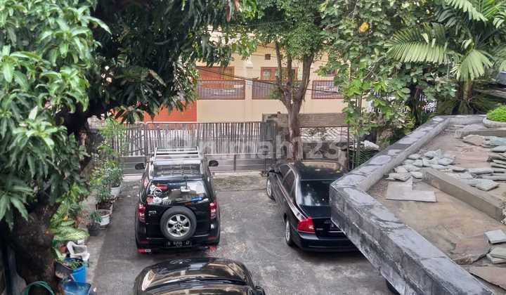 Rumah 2 Lantai Hook SHM Siap Huni,luas Tanah 310 M,luas Bangunan 180 M,kamar Tidur 4+1,KAMAR Mandi 3 Hadap Utara barat Row Jalan Lebar Dan Bebas Banjir Di Pulomas Jakarta Timur