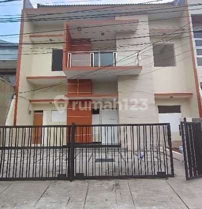 READY-TO-OCCUPY HOUSE IN NIAS KELAPA GADING