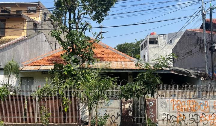 HOUSE IN A HIGH-END AREA OF CENTRAL JAKARTA, GREAT FOR BUILDING BOARDING HOUSES