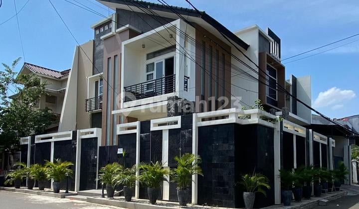 RUMAH BAGUS DI HOOK FULL FURNISH HADAP UTARA DI PULOMAS JAKARTA TIMUR