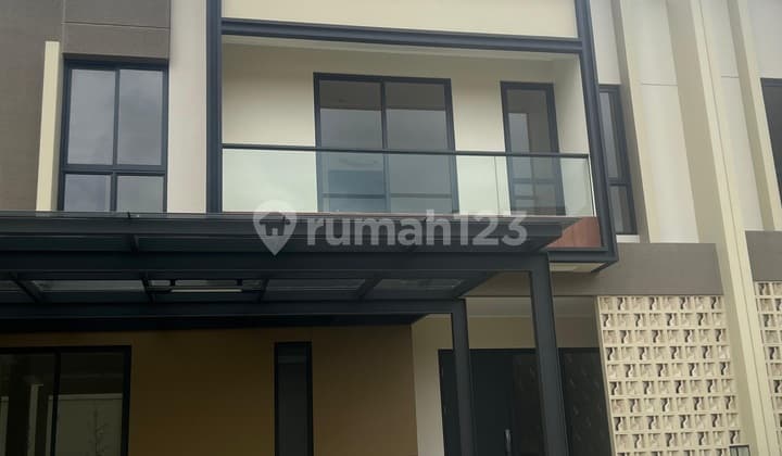 Rumah Baru Konsep Modern Natural Skylight Di Carson Gading Serpong