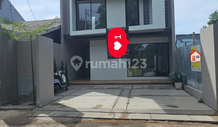 Rumah Modern ada Inner Court di Casamilo, Bintaro