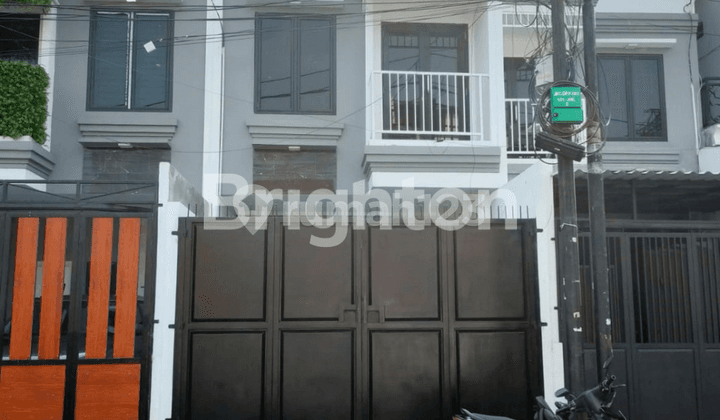 RUMAH BARU MINIMALIS DI PUSAT KOTA PINGGIR JALAN BESAR DI KWITANG, JAKARTA PUSAT