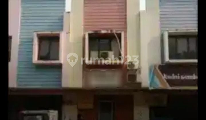 Dijual Ruko 2 lantai bagus ,depan jalanraya ,strategis dekat terminal bus dan stasiun kereta di Benteng Betawi Taman Royal Tangerang.