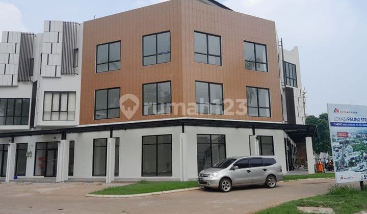 Disewakan Ruko 3 lantai bagus ada hook di Modernland Tangerang .