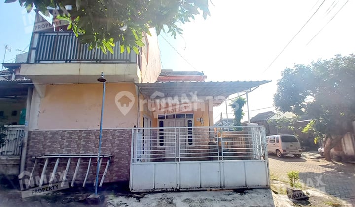 Rumah Hook Minimalis Kawasan Padat Penduduk di Purwosari Pasuruan