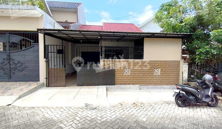 Disewakan Rumah 2 Lantai di Tidar, Plus 1 Set Sofa & Lemari Kaca