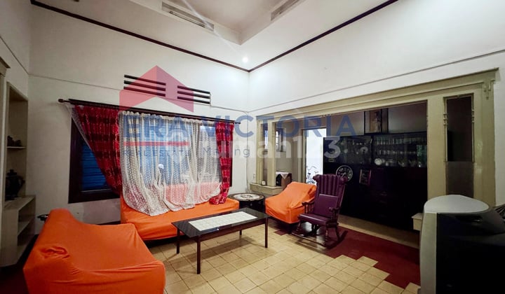 Well-Maintained Vintage House on a Wide Road in the Center of Malang City Ideal for Guesthouse & Cafe