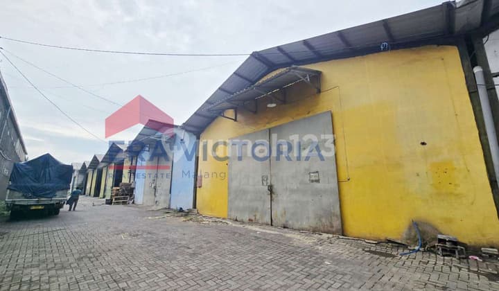 Gudang Sewa Strategis 50 m dari Exit Tol Pakis Akses Truk Besar, Cocok Segala Usaha