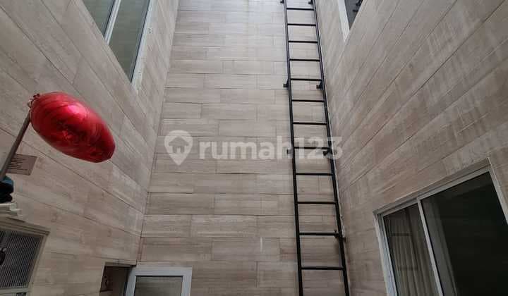 Dijual Rumah Mewah Hoek Furnished di The Riviera Puri Tangerang