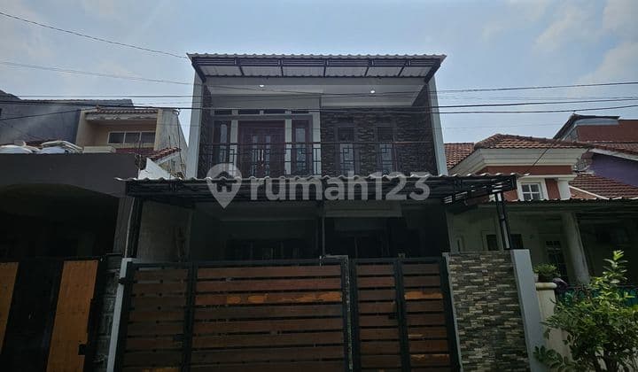 Rumah Strategis Minimalis Modern di Cluster Kertanegara Taman Royal, Tangerang