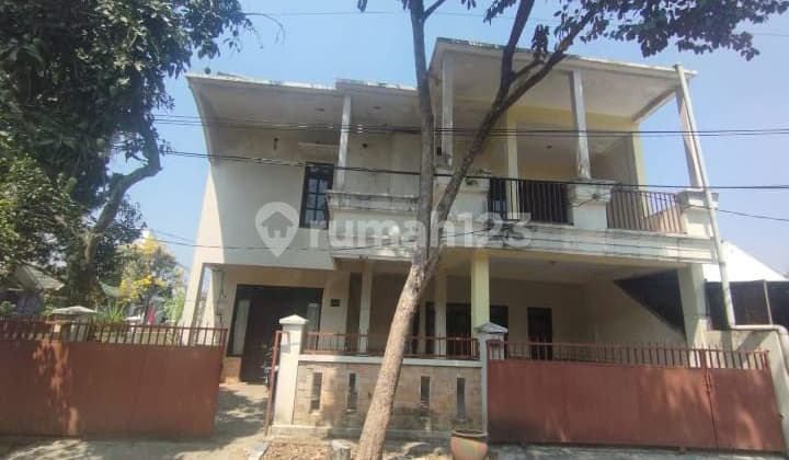 Dijual Rumah 2 Lantai Non Komplek Di Lokasi Startegis . Asri & Nyaman Di Jalan Selat Sunda Kedungkandang Malang