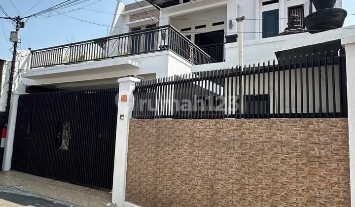 Elegant House Full Red Brick with 2 Car Carport