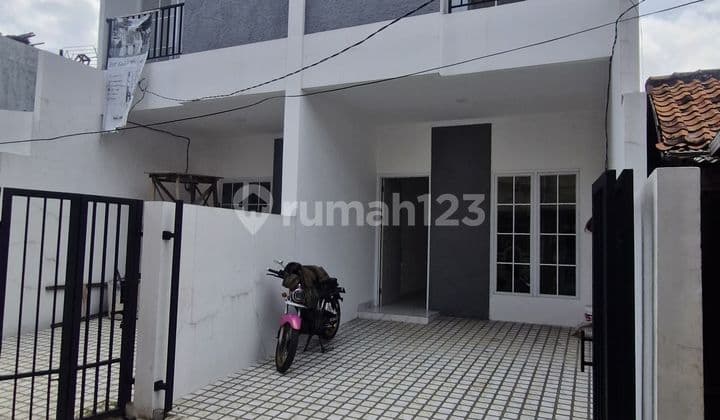 Rumah 1,5M Jakarta Pusat! 3Kt, Rooftop & 3 Menit ke Stasiun