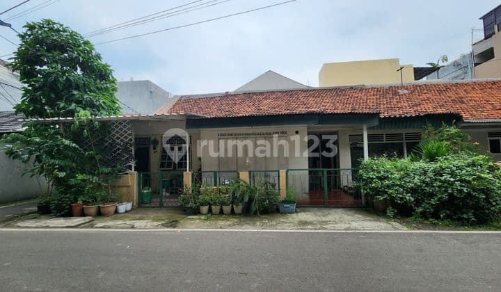 Rumah Depan Taman Cocok untuk Kost An di Bendungan Hilir Jakpus