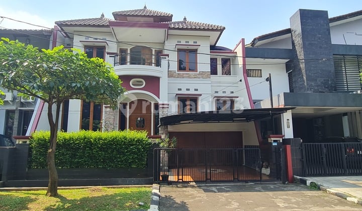 Jual Cepat - Rumah Mewah 2 1/2 Lantai Dekat Pakuwon Mall di Bekasi