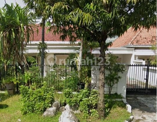Dijual Rumah Asri 1½ Lantai Lebar ±18m Jl Trunojoyo Pusat Kota