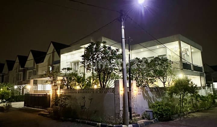 Disewa Rumah Mewah di Hoek dengan Kolam Renang di Bukit Cimanggu City