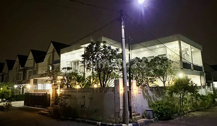 Disewa Rumah Mewah di Hoek dengan Kolam Renang di Bukit Cimanggu City