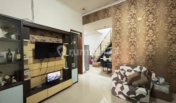 House on Mekar Wangi Main Road can be used for business.