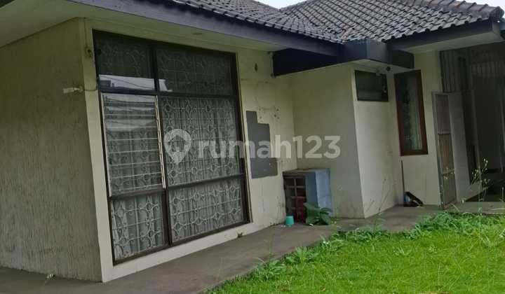 Rumah Hook dengan Tanah Luas di Sumber Sari