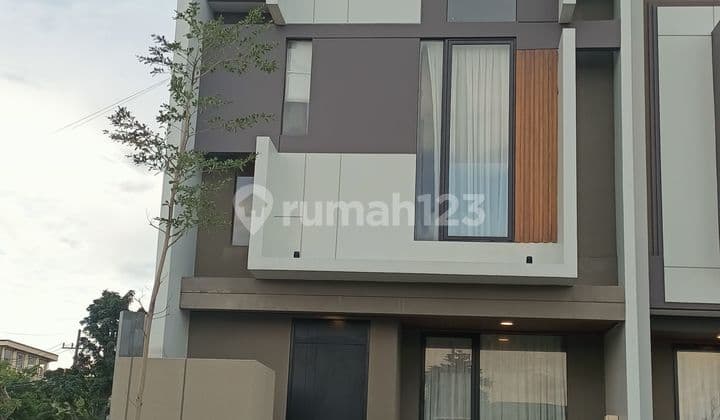 Rumah mewah 2 Lantai Lokasi Keputih Surabaya