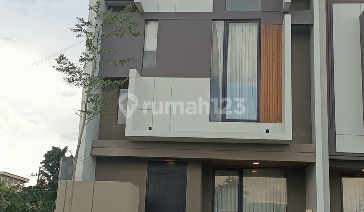Rumah mewah 2 Lantai Lokasi Keputih Surabaya