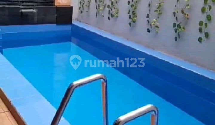 2-Story House with Swimming Pool Location Near Jatim Park 3