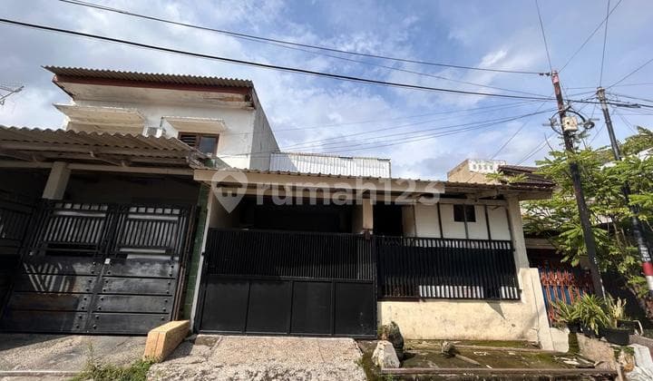 Darmo Indah Timur Tandes House, Surabaya Strategic Location