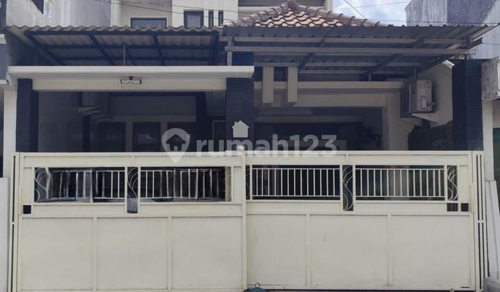 Dijual Rumah 2 Lantai - Darmo Indah Barat, Surabaya Barat, dengan Akses Mudah ke Tol dan Pusat Lifestyle.
