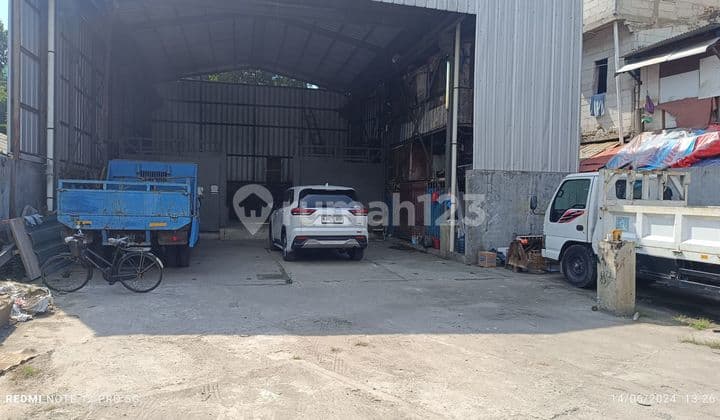 Gudang Serba guna di Pinggir jalan Raya.