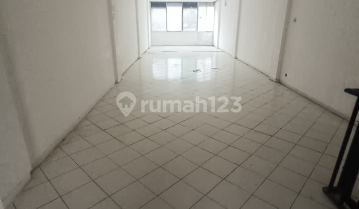 Shophouse in Kemayoran, Container Access. Beside the Main Road.